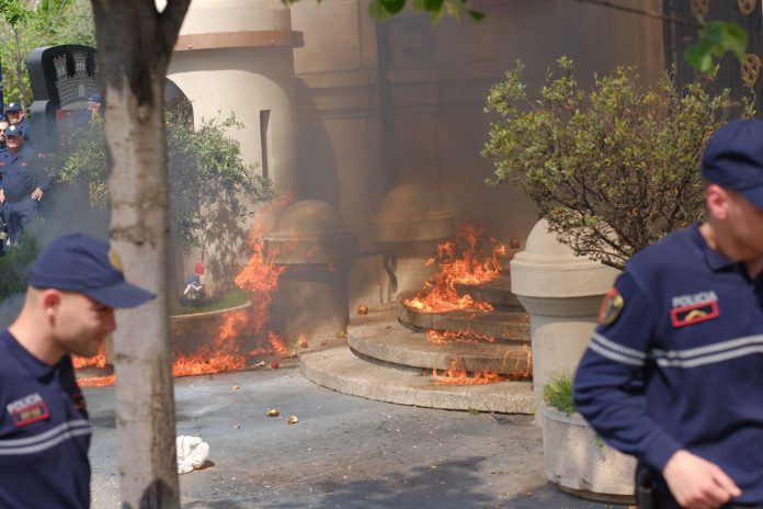 Protestë para bashkisë së Tiranës, bomba molotov drejt godinës