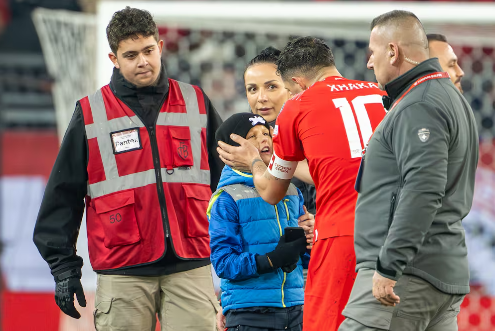 Selfie me Xhakën i kushton shtrenjtë djaloshit nga Kosova, gjobitet nga UEFA