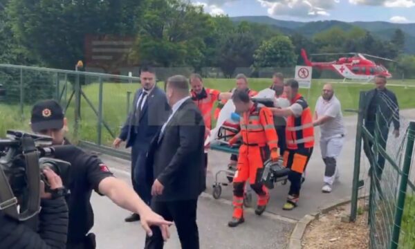 Video/ Momenti kur kryeministri sllovak futet në spital