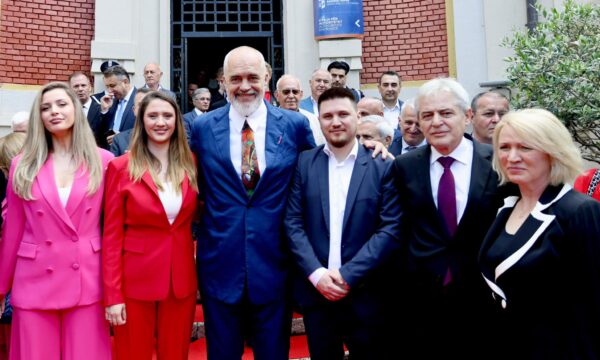 Edi Rama publikon fotografi me Ali Ahmetin dhe familjen e tij pas ceremonisë së shpalljes Qytetar Nderi i Tiranës