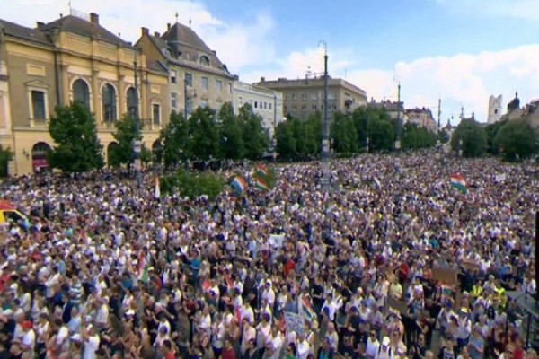 ​Mijëra hungarezë protestojnë në bastionin e Viktor Orban