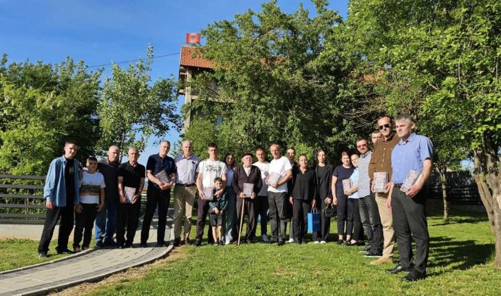 Libri “Shtëpia me gjak në mure” u shpërndahet familjarëve të të masakruarve