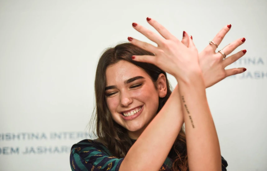 Dua Lipa për festivalin Sunny Hill: Ka qenë ëndërr ta realizoj me familjen time në qytetin tim