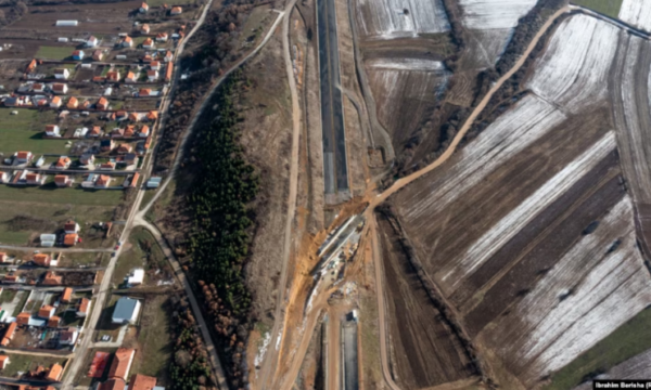 Nuk u dolën fjalët se përfundon në 2023, Aliu për Autostradën e Gjilanit: Probleme të paparashikuara – shkoj çdo muaj t’i shoh punimet