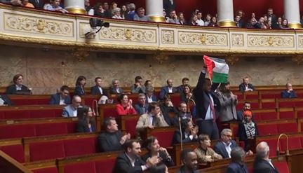 Situata në Rafah, deputeti francez valëvit flamurin palestinez në Parlament, ndërpritet seanca