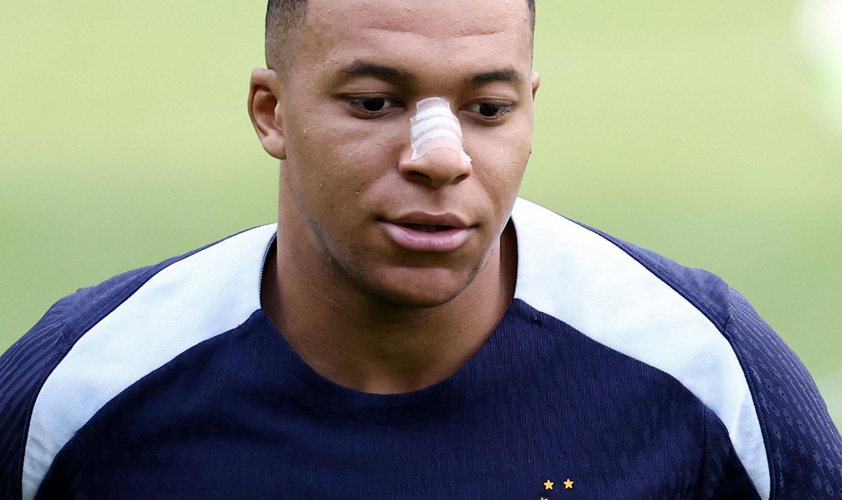 Mbappe rikthehet në stërvitjen e Francës me hundën e fashuar