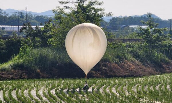 Koreja J. do të rinisë transmetimet me altoparlant përtej kufirit si hakmarrje për balonat me mbeturina