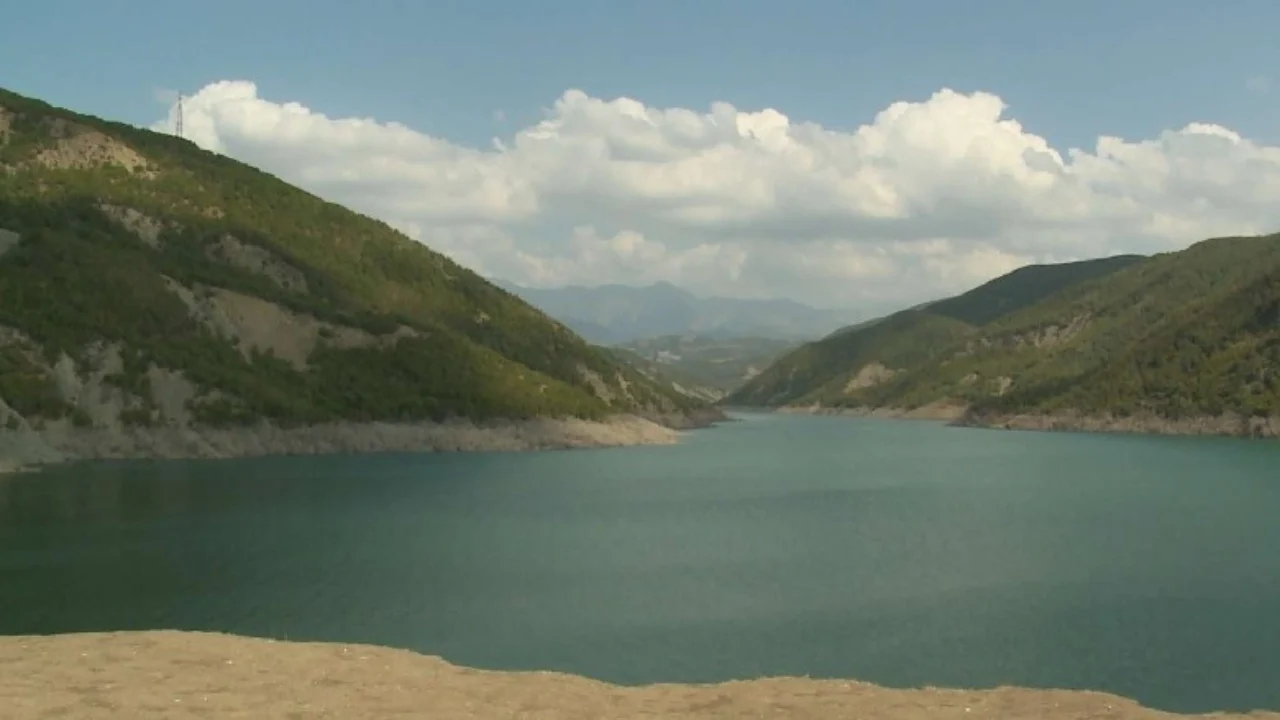 Shqipëri: Zhduket bariu 32-vjeçar, familjarët dyshojnë se është mbytur, pranë liqenit gjetën…