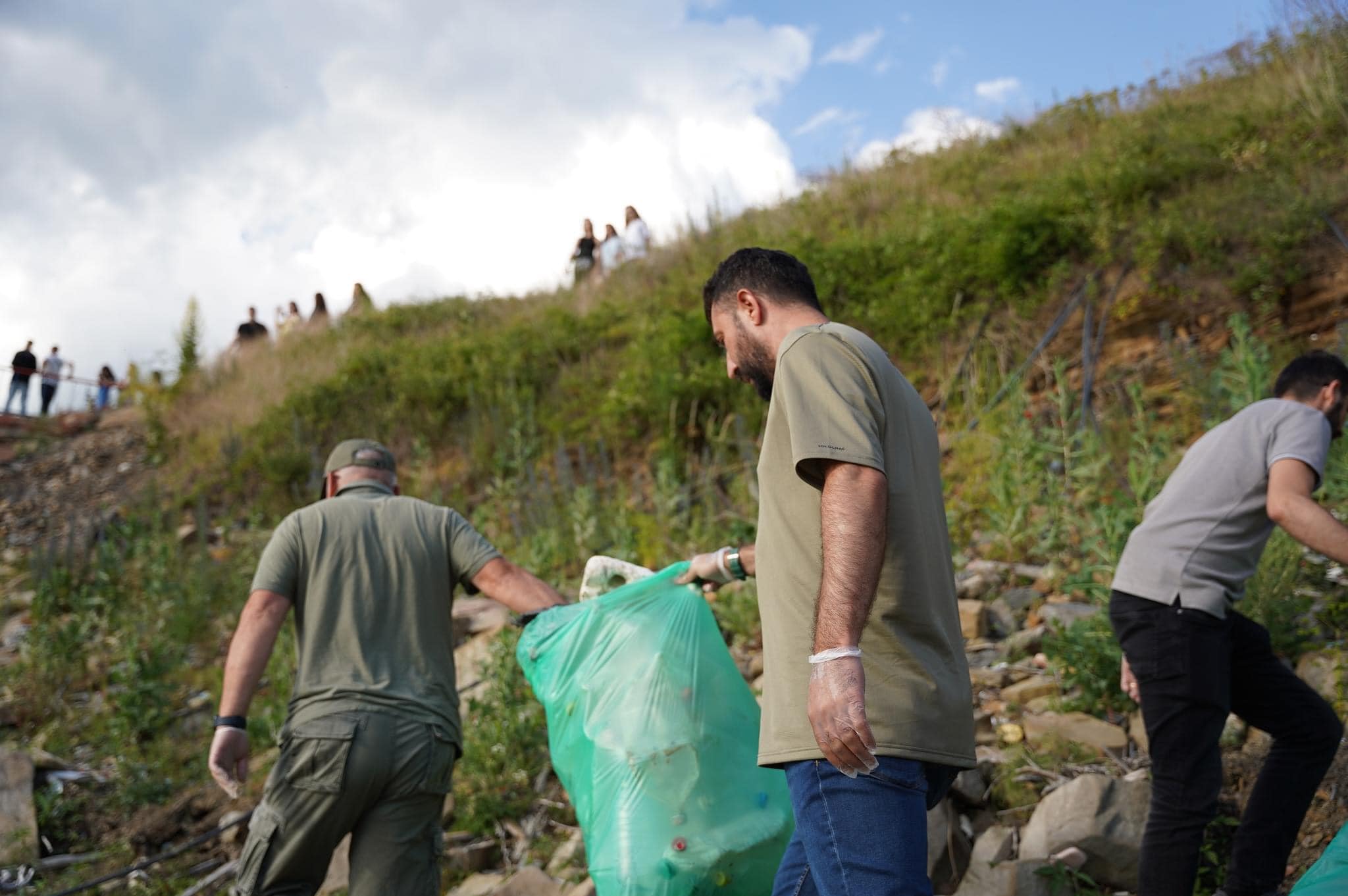 Sveçla, Rizvanolli e Krasniqi pastrojnë bregun e Liqenit të Ujmanit