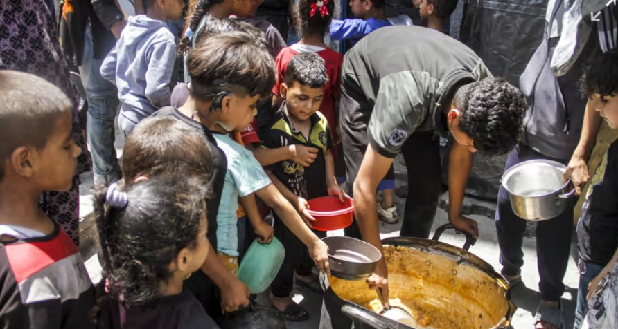 UNRWA akuzon Izraelin se po pengon dërgimin e ndihmave në Gaza