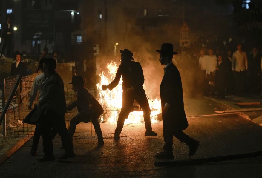 Çifutët ultra-ortodoksë përleshen me policinë izraelite, gjatë protestës kundër urdhrit për shërbim ushtarak