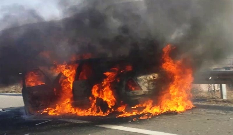 Përfshihet nga zjarri një automjet në Vlorë, dyshohet për zjarrvënie të qëllimshme