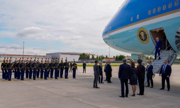 Biden arrin në Paris, ambasada amerikane atje e quan Francën aleatin më të vjetër të saj