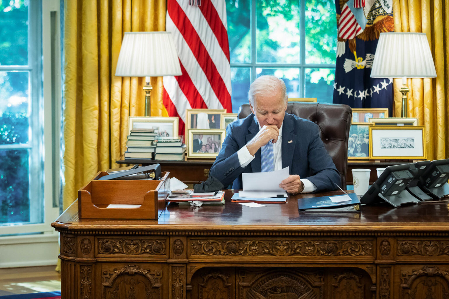 Joe Biden në kabinetin e tij mbanë medaljen e Kosovës për djalin e tij