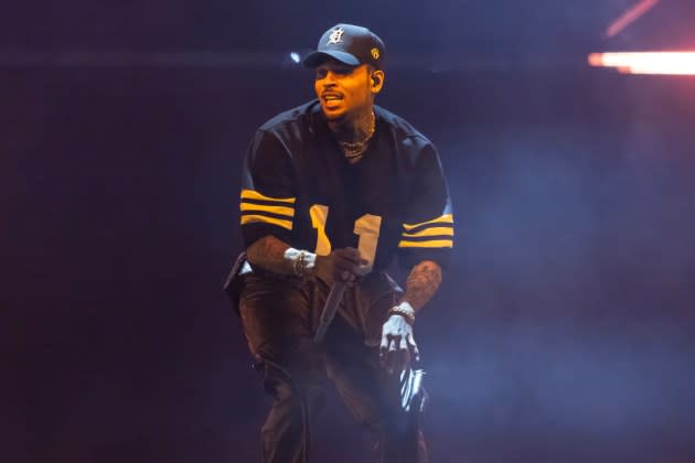 Chris Brown pëson një incident në skenë/ ‘Ngec’ në ajër derisa po performonte (VIDEO)