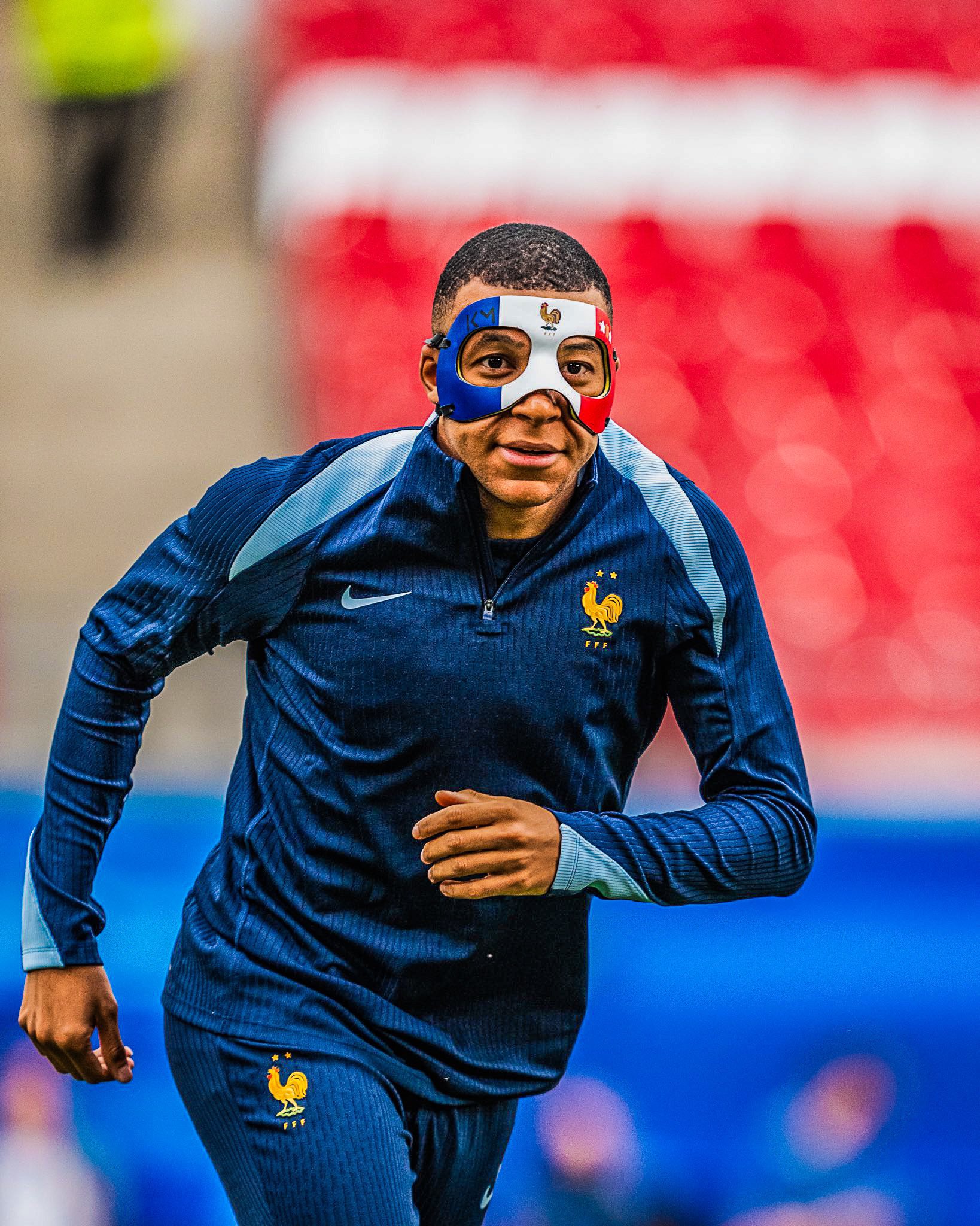 Kjo është maska që do ta bart Mbappe pasi theu hundën