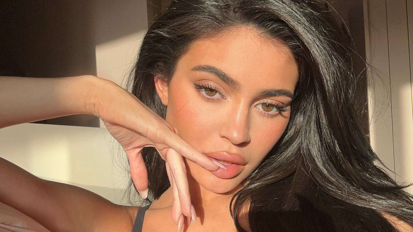 Kylie Jenner ‘çmend’ me veshjen në Javën e Modës