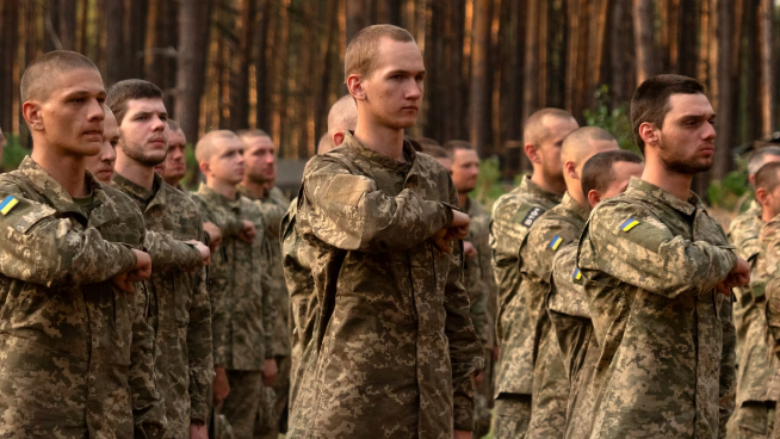 Ukraina vazhdon të rekrutojë të burgosur për të forcuar ushtrinë, ndërsa sulmet ruse intensifikohen