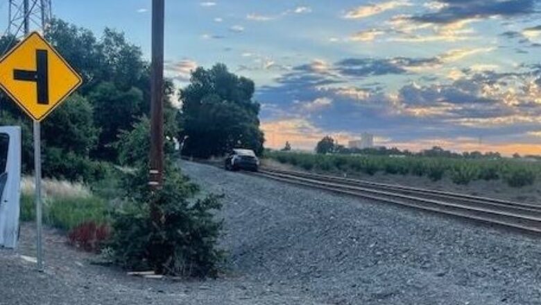 Një shofer thotë se Tesla e tij “hipi në shina të trenit” pasi Autopilot i ngatërroi me një rrugë