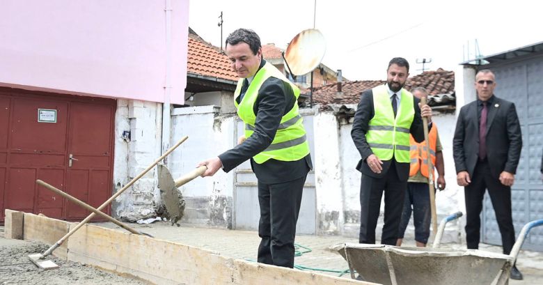 Kurti vendos gurëthemelin e një shtëpie për një familje nga komunitetet