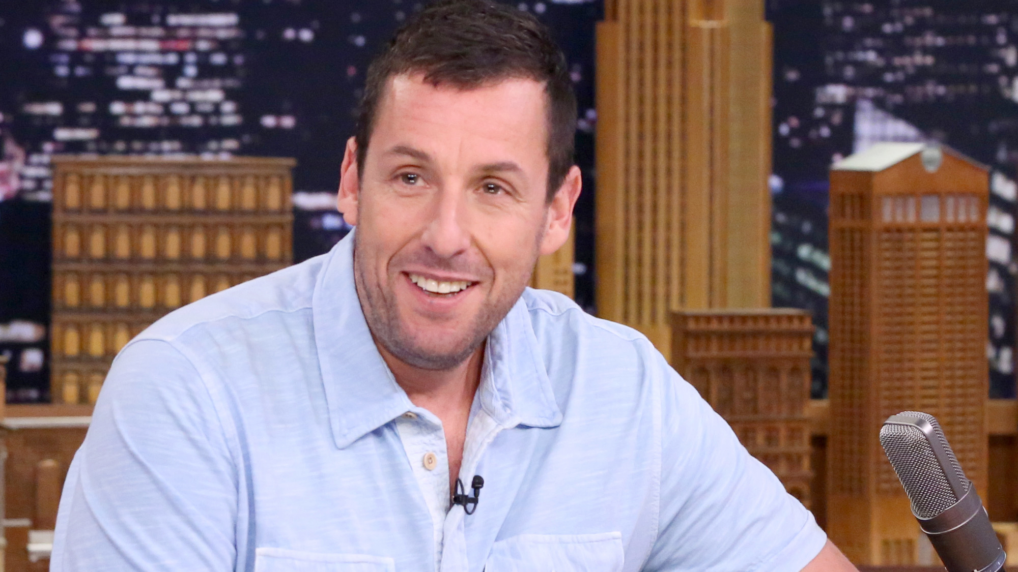 Adam Sandler kryeson listën e aktorëve më të paguar në Hollywood