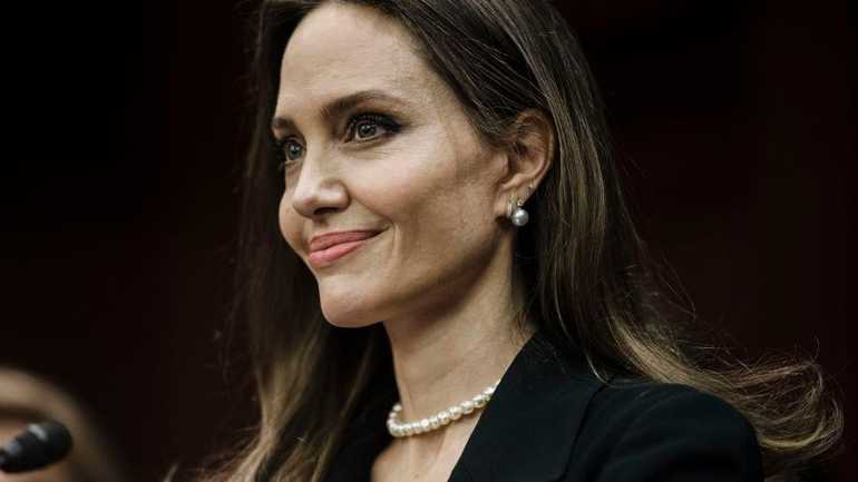 Angelina Jolie zbulon tatuazhin e ri në mes të gjoksit