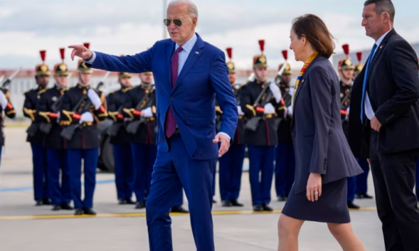 Presidenti Joe Biden fillon vizitën në Francë