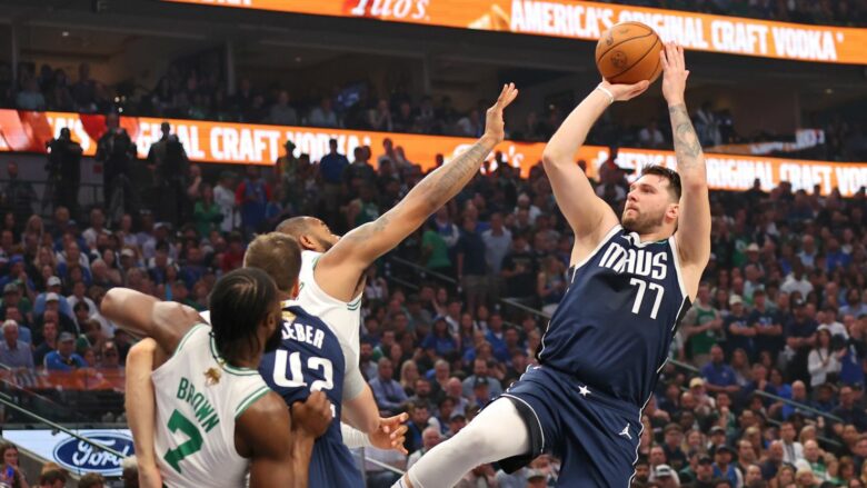 Dallas Mavericks mposht Boston Celtics në ndeshjen e katërt finale të NBA