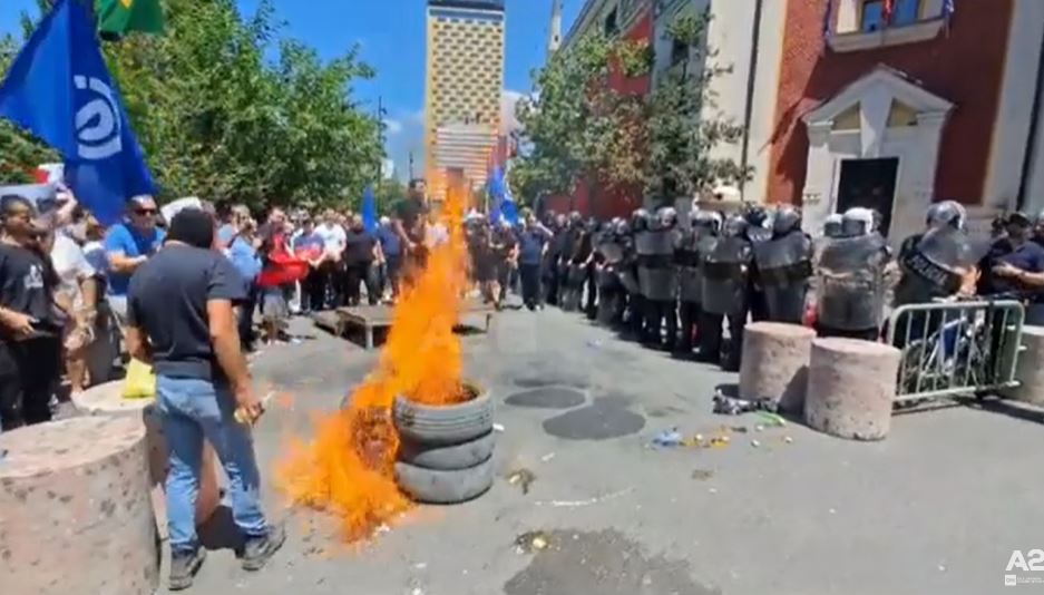 Protestuesi i vë flakën gomave para Bashkisë, për pak sa nuk digjet edhe vetë