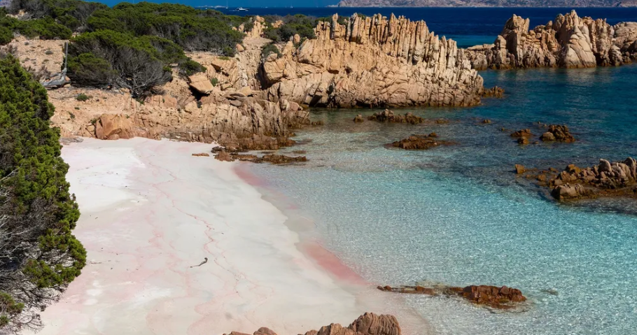 Fotografoi në një nga plazhet më të bukura në Evropë, blogeri gjobitet me 1800 euro