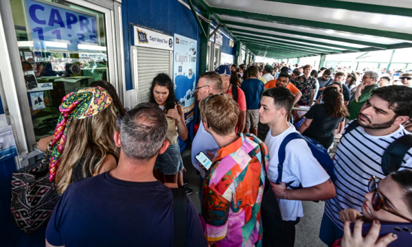 Turistët ndalohen të hyjnë në Capri për shkak të një emergjence uji