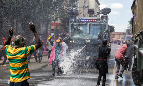 Policia e Kenias hap zjarr ndaj protestuesve derisa turma përpiqet të sulmojë parlamentin – raportohet për të vdekur