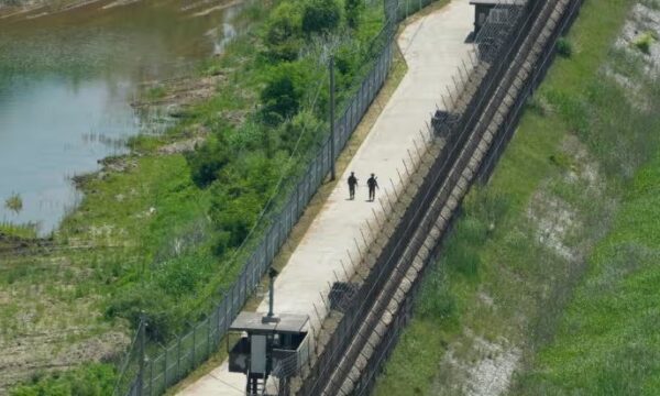 Koreja e Jugut thotë se ka gjuajtur në ajër pasi ushtarët e Koresë së Veriut kaluan kufirin