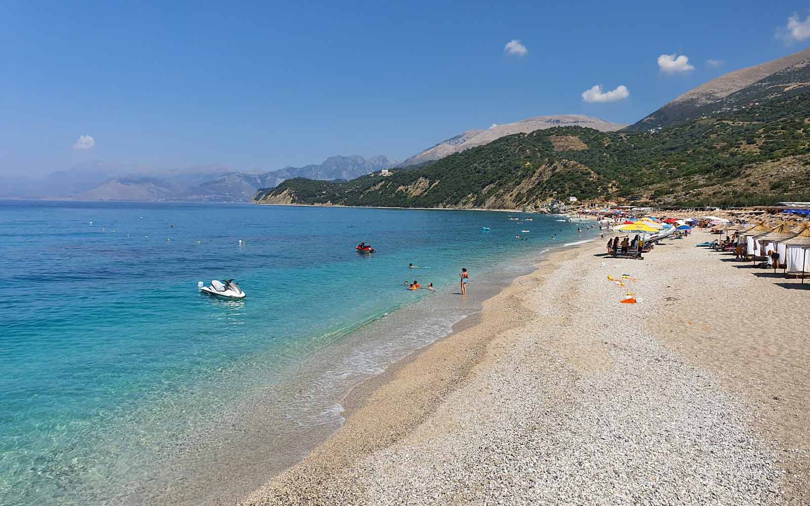 Lukova manhit të huajt, europianët pushojnë në Jug të Shqipërisë