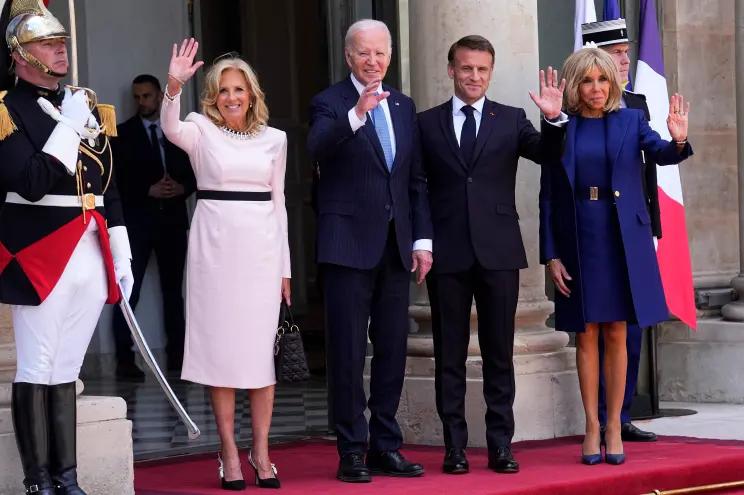 Macron mirëpret Bidenin në Paris, Ukraina në krye të agjendës