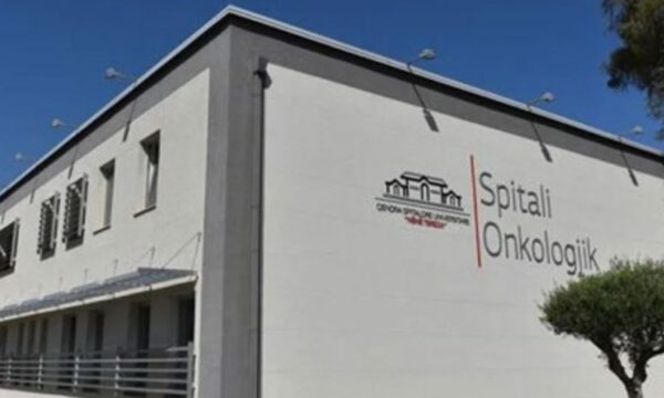 Shkarkohen mjekët e Onkologjisë në Tiranë që transferuan pacientët në një klinikë private