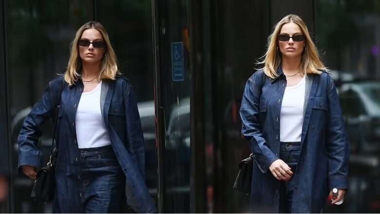 Margot Robbie duket gati për pasarelë me një ansambël xhinsi, teksa ecën nëpër qytetin e New Yorkut