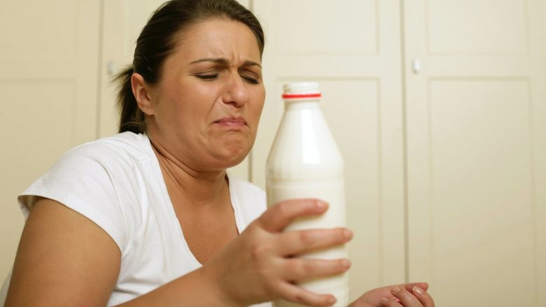 Si mund ta kuptoni që jeni intolerant ndaj laktozës pa një test?