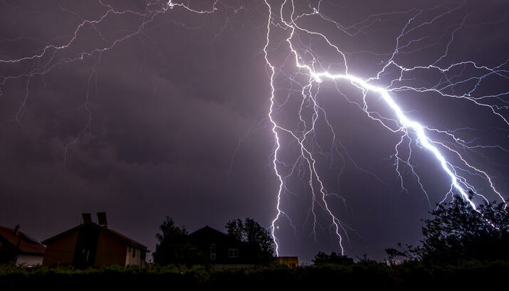 Meteo Ballkan me manual: Çfarë të bëjmë gjatë një stuhie me rrufe dhe bubullima?