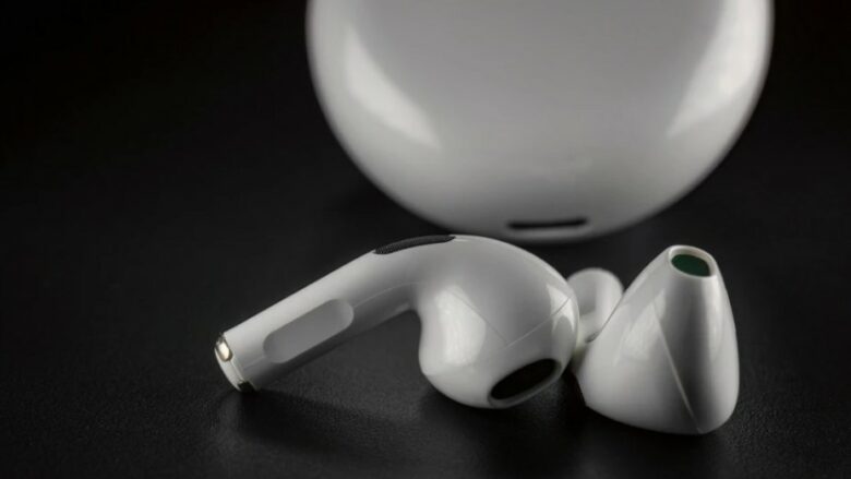 Apple planifikon prodhimin e kufjeve të reja AirPods me kamera të integruara