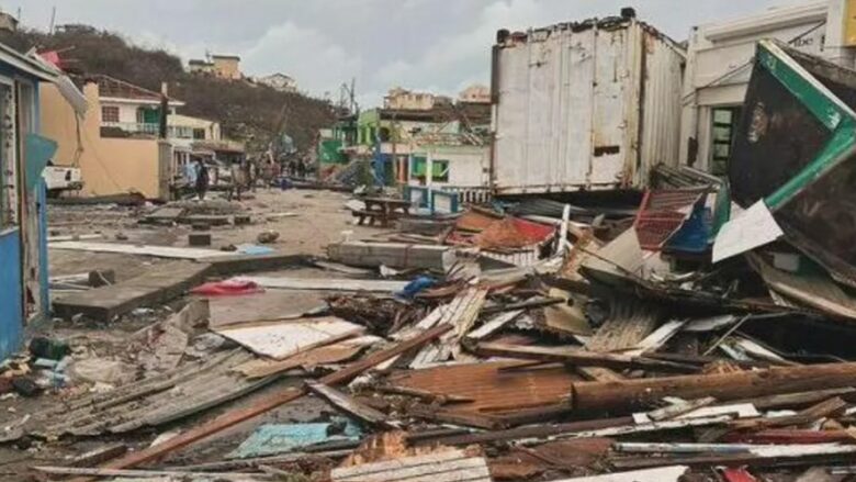 Tani pothuajse çdo banor i ishullit Union është i pastrehë, erërat që frynin me shpejtësi prej 240 km/h shkatërruan gjithçka