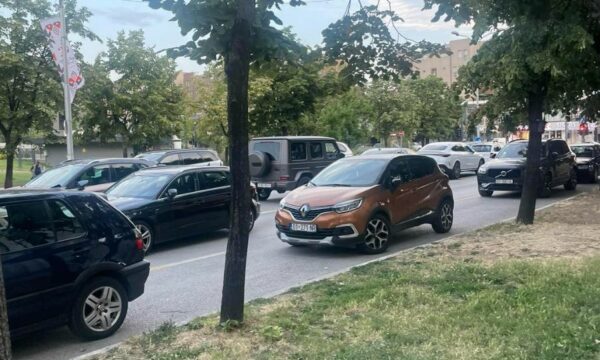 Rruga që u shndërrua në shesh tashmë po shfrytëzohet si parking makinash