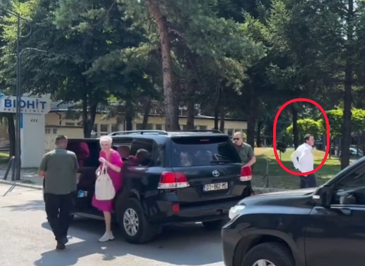Kurti së bashku me bashkëshorten e tij zgjedhin Pejën për të kaluar ditën