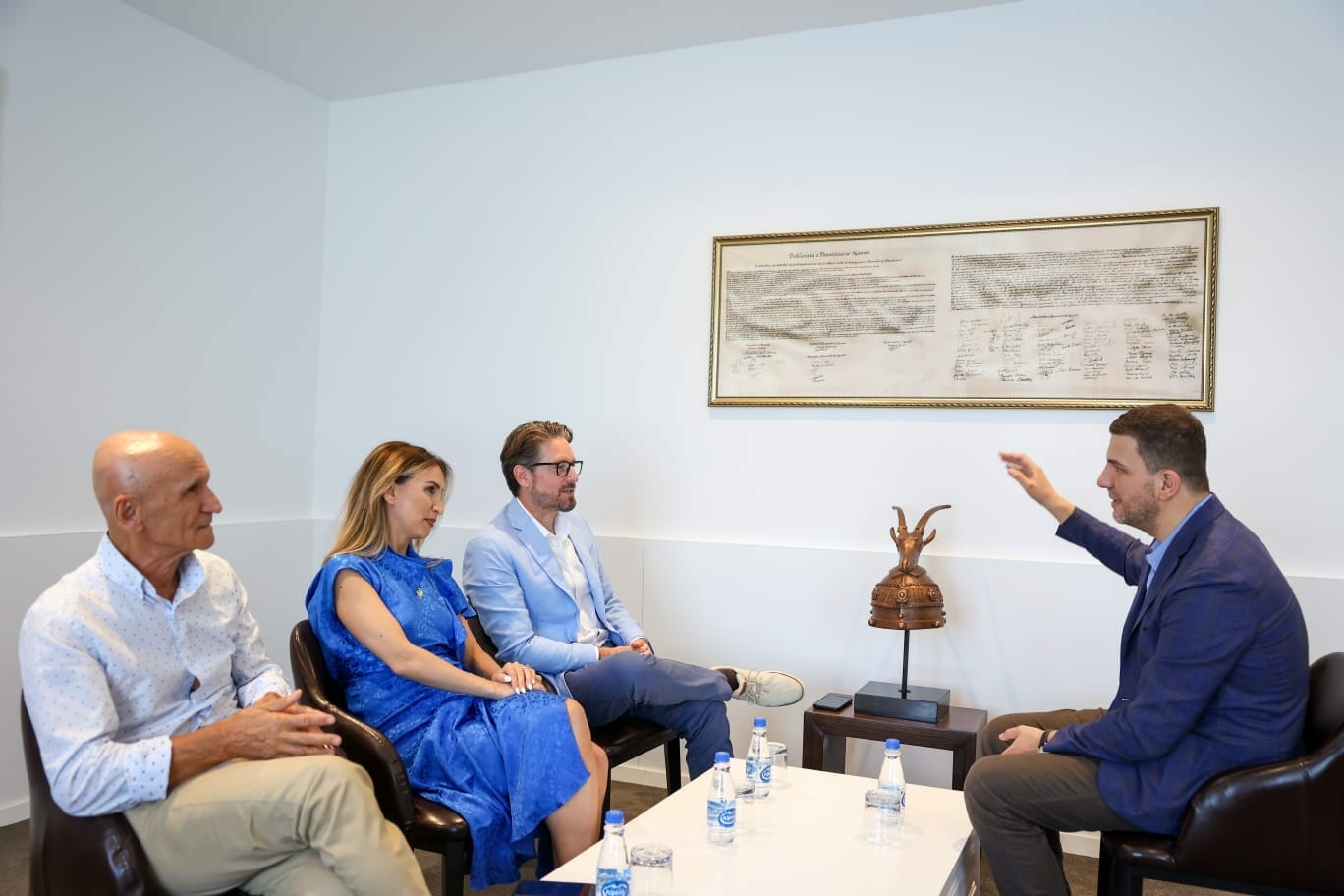 Krasniqi priti deputetin kanadez, Kyle Seeback në selinë e PDK-së