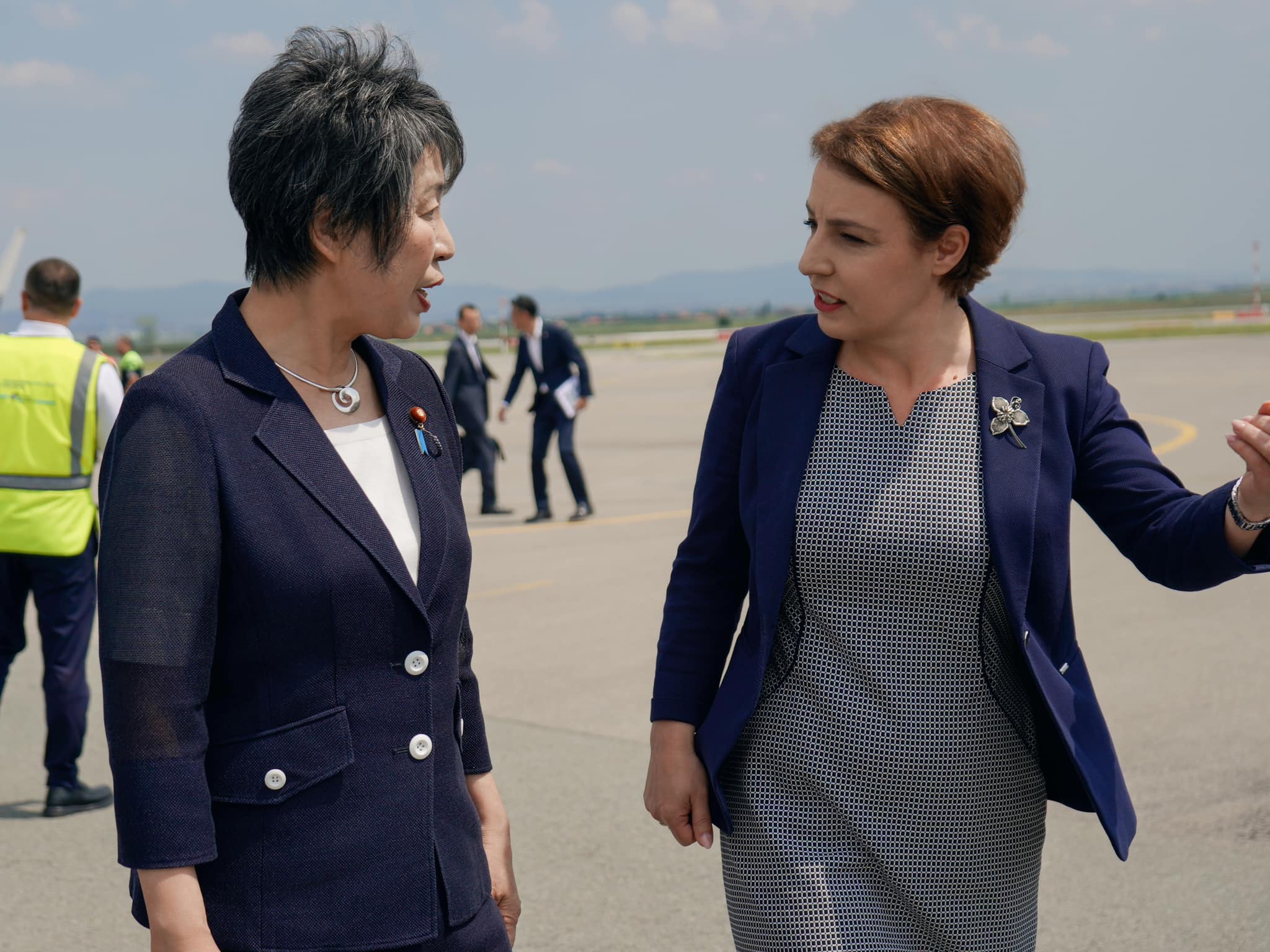 Kryediplomatja japoneze arrin në Prishtinë, Gërvalla e pret në aeroport