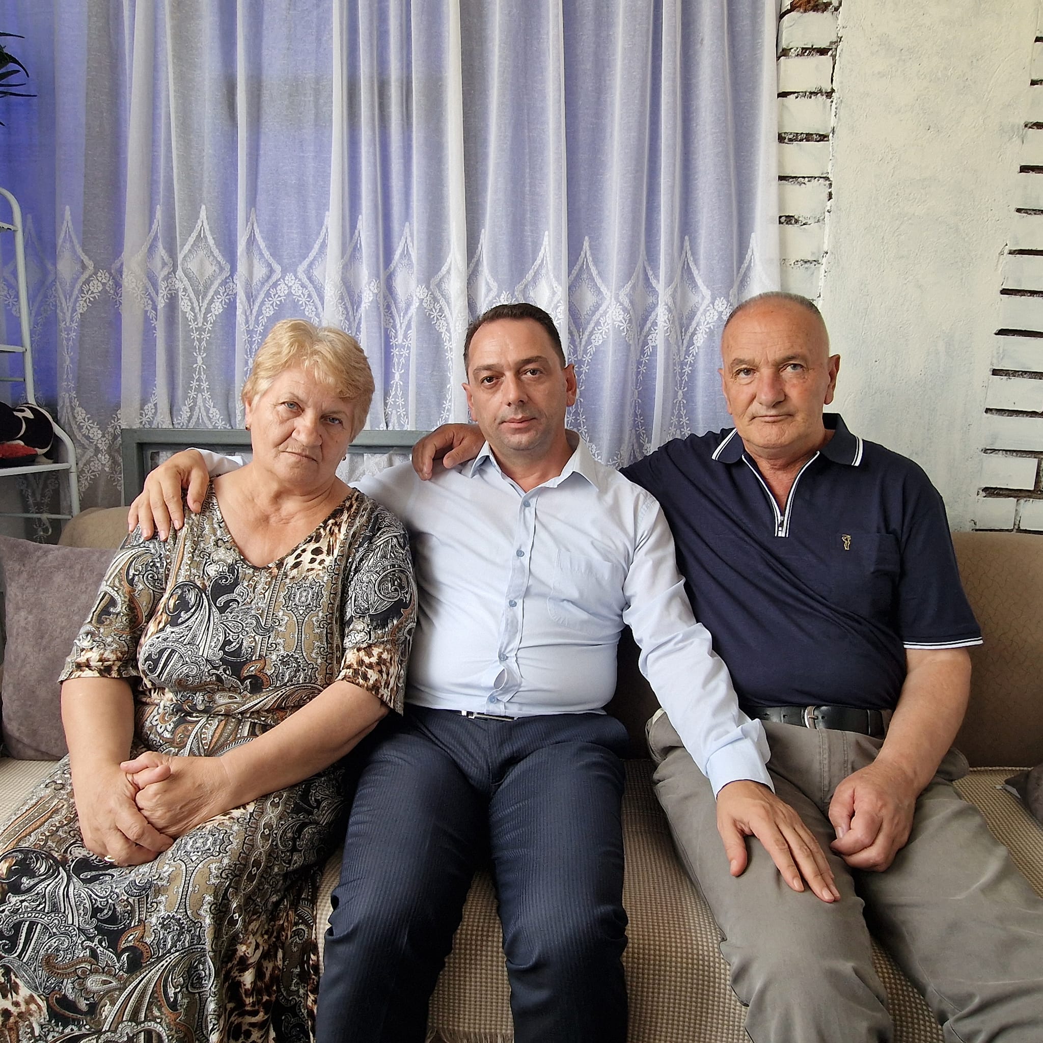 Fadil Nura viziton prindërit e Faton Hajrizit: Jam këtu t’ua marr pak dhembje nga vuajtja e tyre