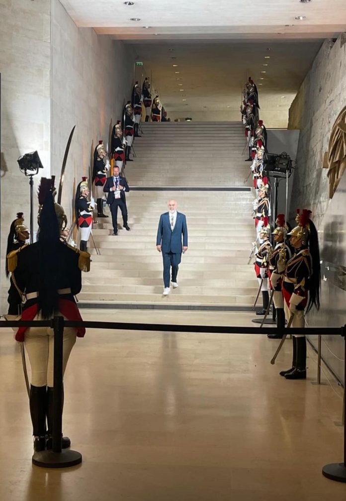 Rama në Paris, merr pjesë në samitin e Sportit për Zhvillim