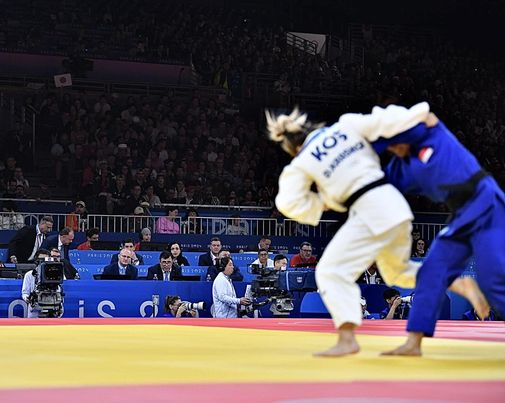 Distria Krasniqi e fiton duelin e parë në Paris 2024, Osmani: “Ippon”, Kurti: “Si është e mundur?”