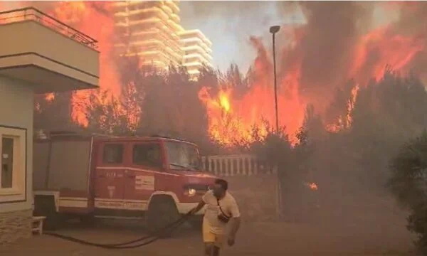 Pamje se si zjarrfikësit rrezikohen në Shëngjin, rrethohen nga flakët në pak sekonda