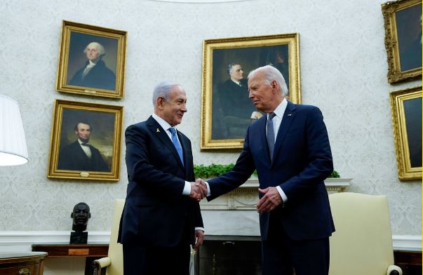 Bideni takohet me Netanyahun